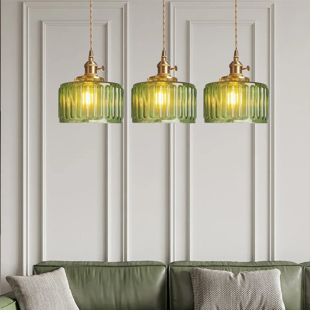 Szklana lampa wisząca w stylu vintage z ryflowanym kloszem i złotym wykończeniem