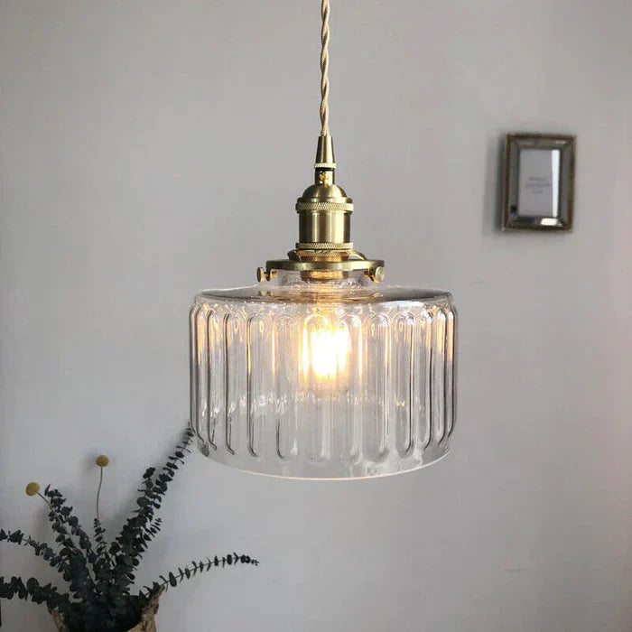 Szklana lampa wisząca w stylu vintage z ryflowanym kloszem i złotym wykończeniem