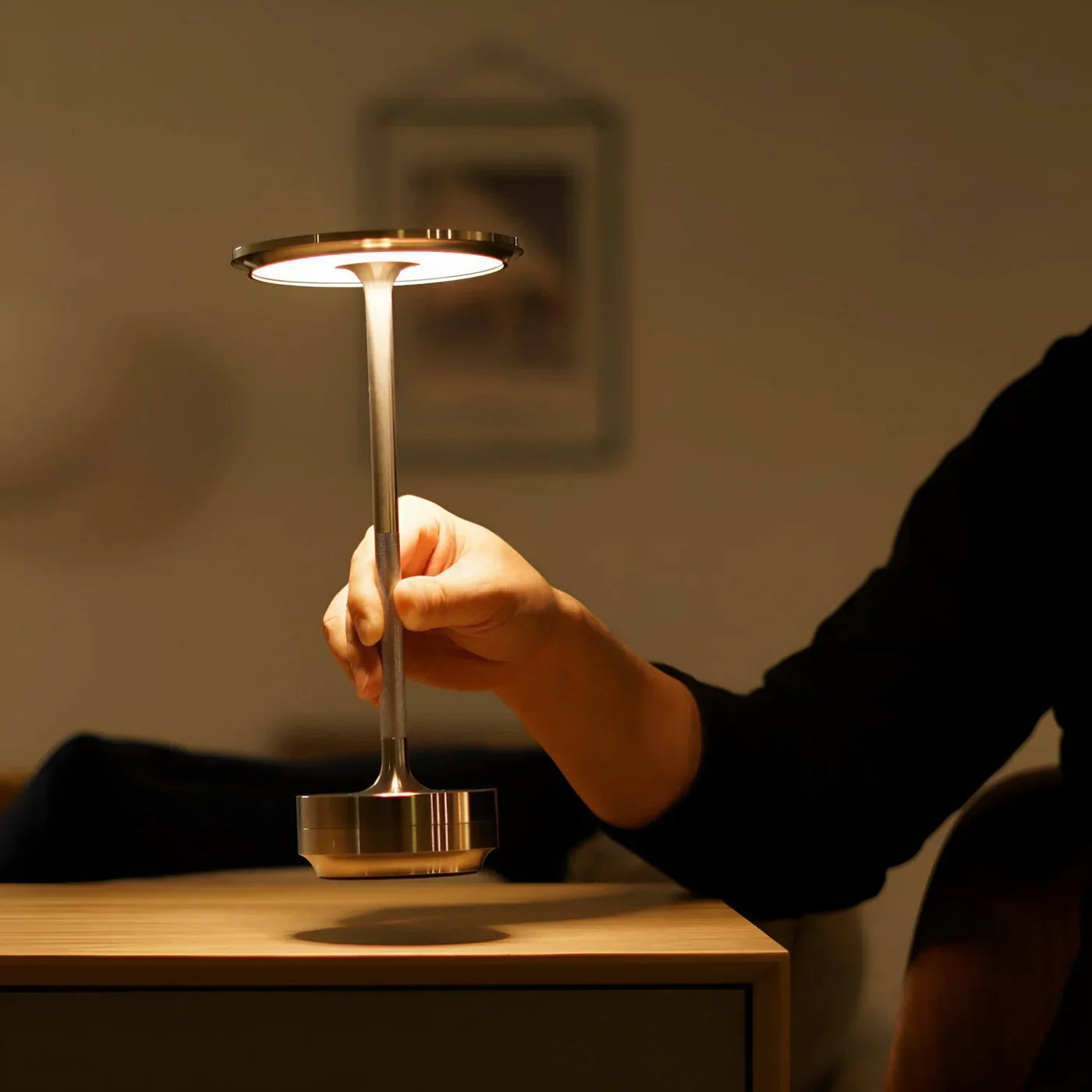 Elegancka lampka stołowa LED – metalowa, ładowana USB, nowoczesny design