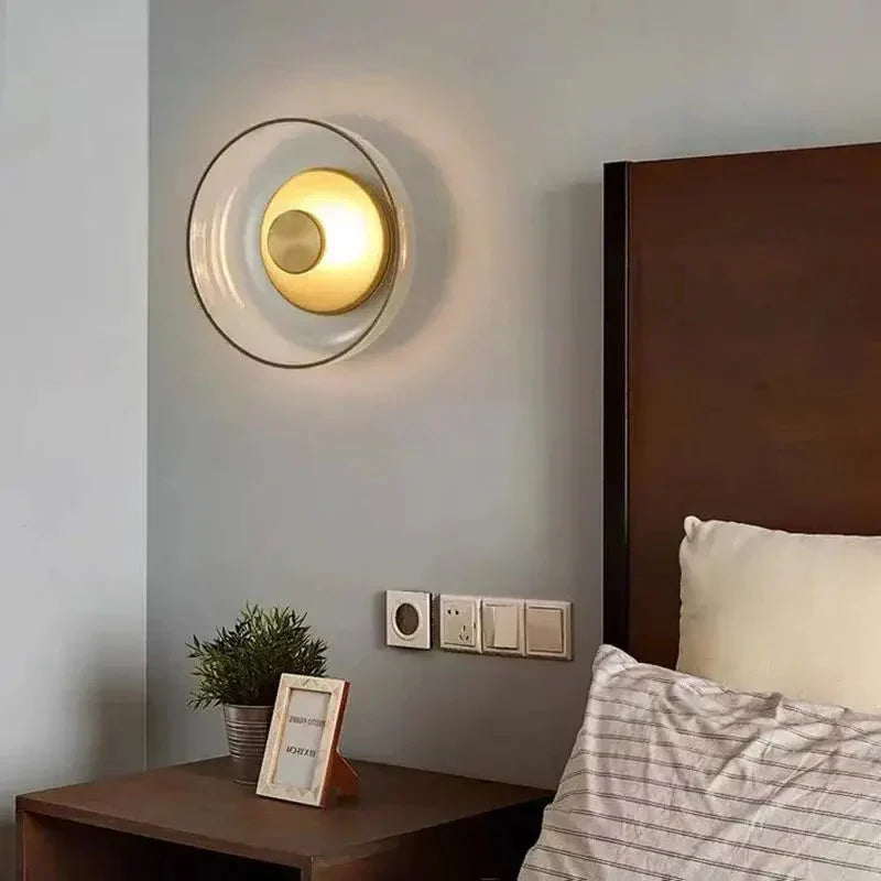 Nowoczesna kinkietowa lampa ścienna z okrągłym kloszem