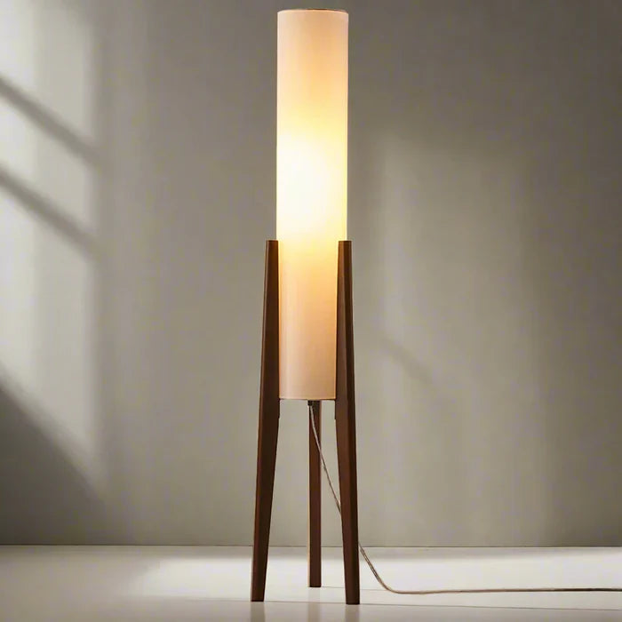 Nowoczesna lampa podłogowa z drewnianymi nogami i cylindrycznym kloszem