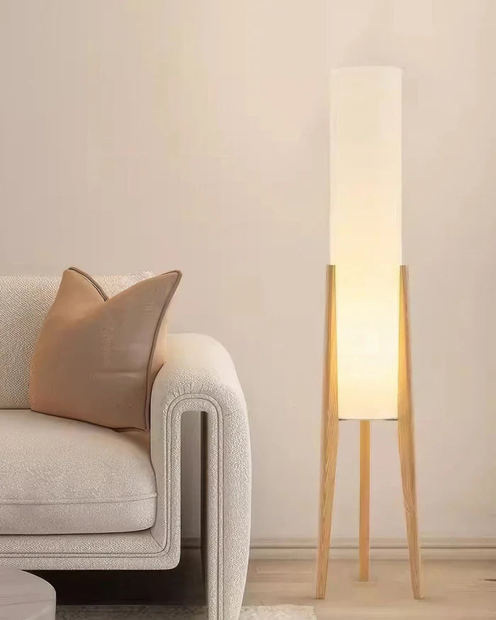 Nowoczesna lampa podłogowa z drewnianymi nogami i cylindrycznym kloszem