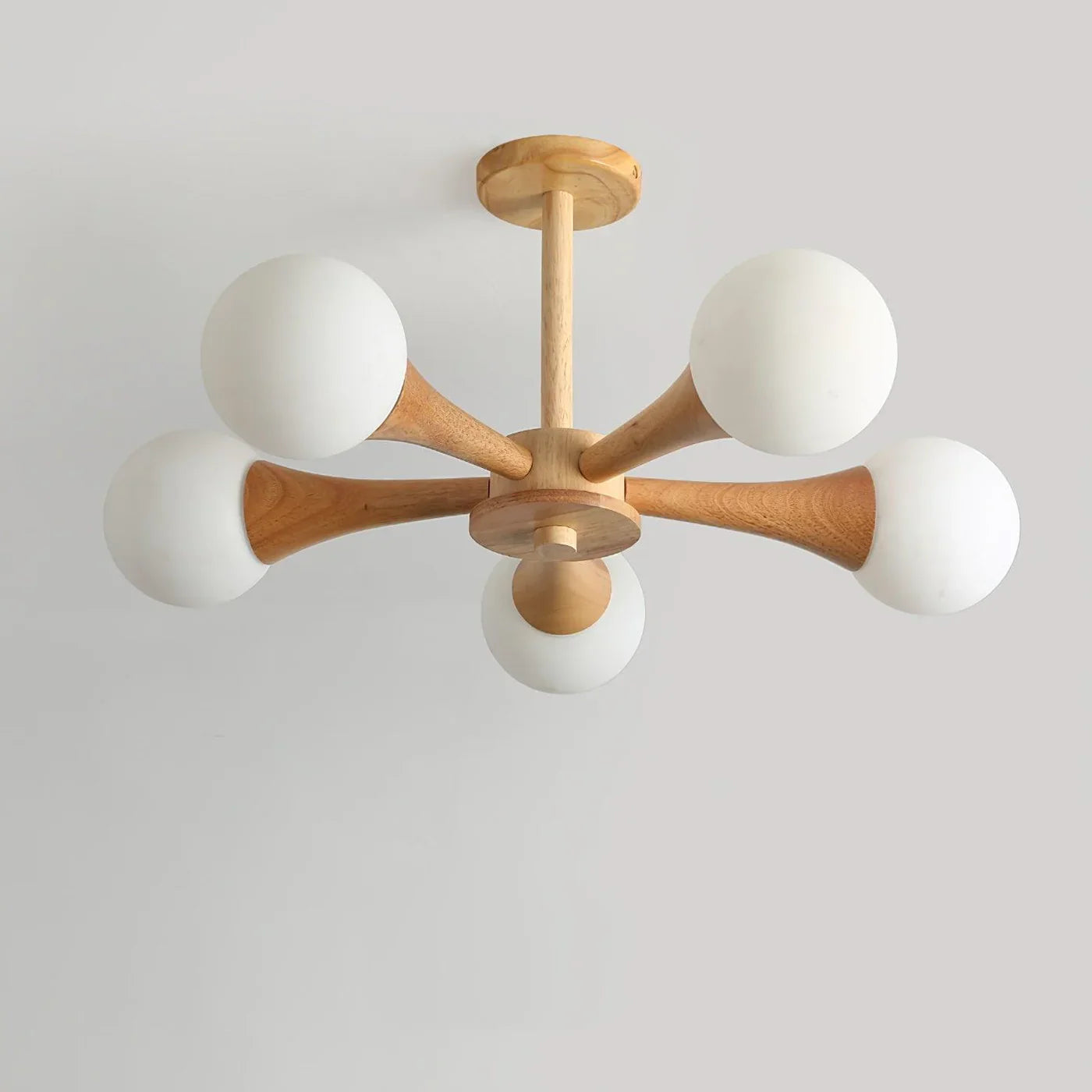 Nowoczesna lampa sufitowa żyrandol z drewnianymi ramionami i kulistymi kloszami