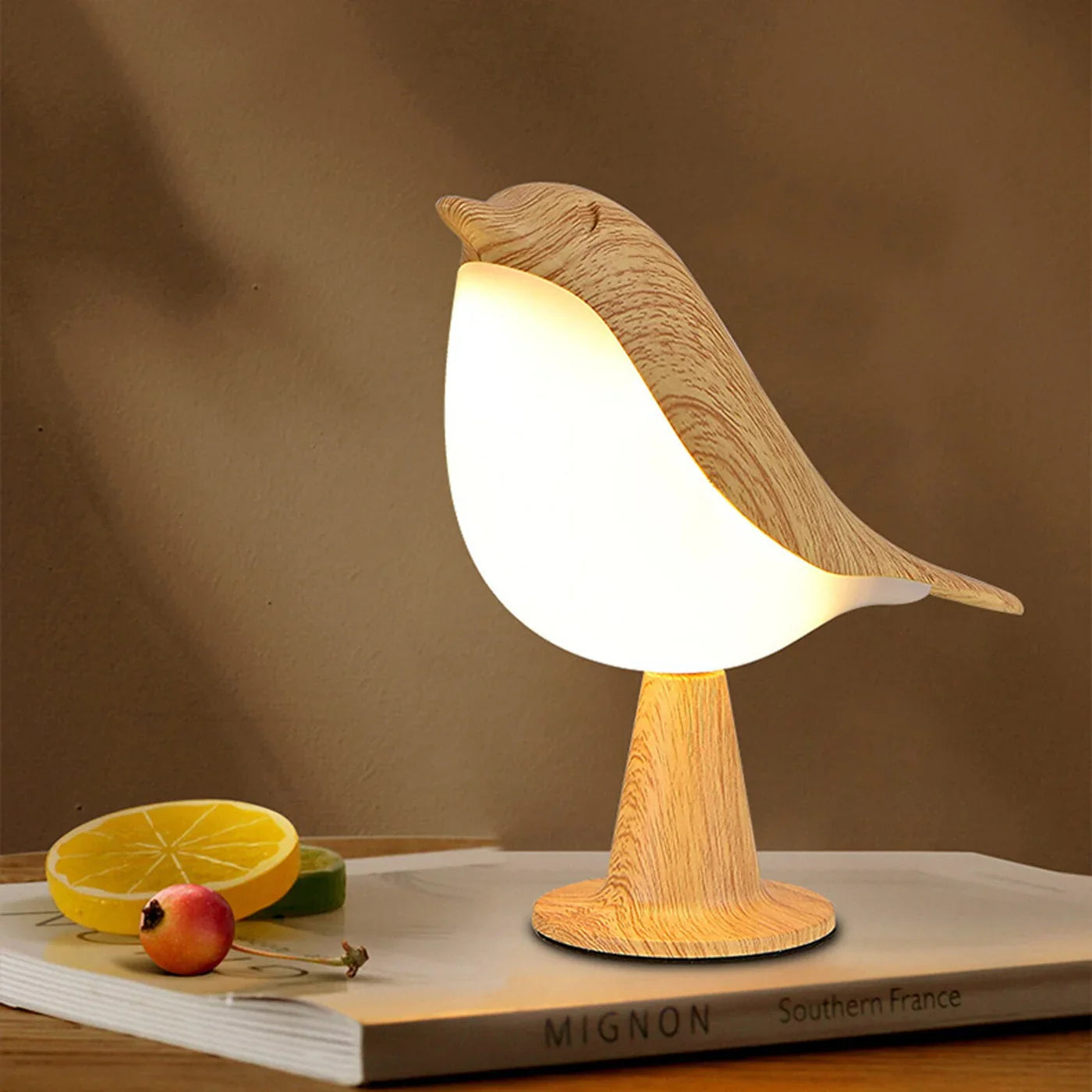 Lampka nocna LED ptaszek – dekoracyjna lampa stołowa z efektem drewna