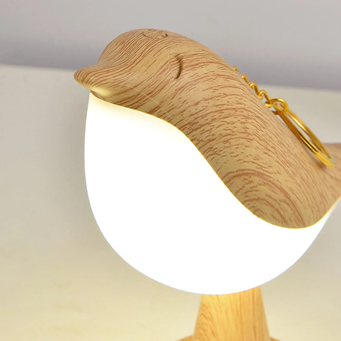 Lampka nocna LED ptaszek – dekoracyjna lampa stołowa z efektem drewna