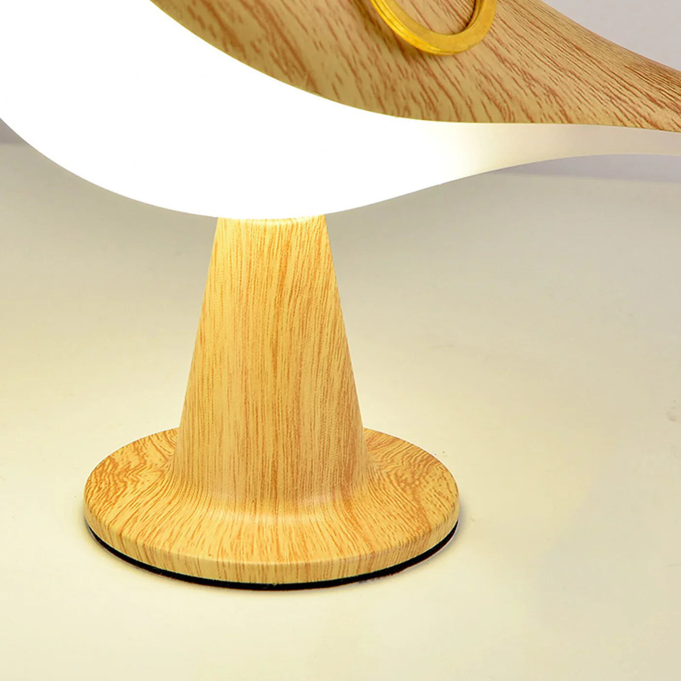 Lampka nocna LED ptaszek – dekoracyjna lampa stołowa z efektem drewna