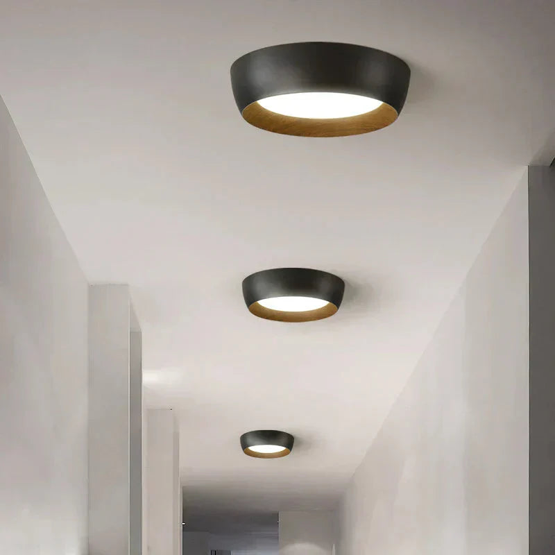 Nowoczesna lampa sufitowa LED z drewnianym akcentem