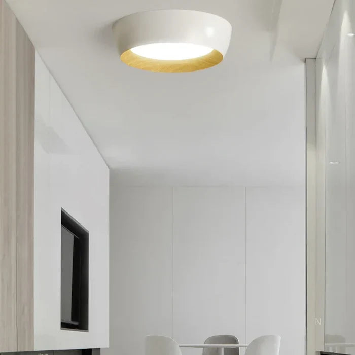 Nowoczesna lampa sufitowa LED z drewnianym akcentem