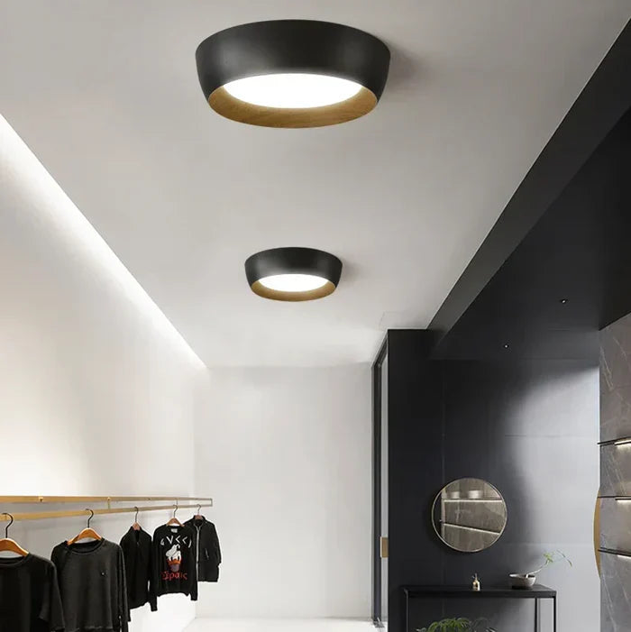 Nowoczesna lampa sufitowa LED z drewnianym akcentem