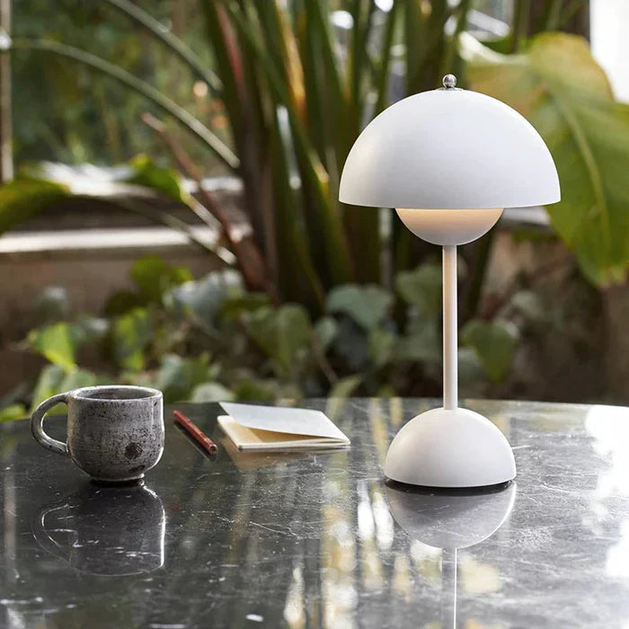 Bezprzewodowa lampa stołowa o minimalistycznym designie