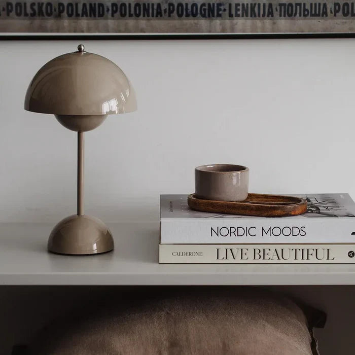 Bezprzewodowa lampa stołowa o minimalistycznym designie
