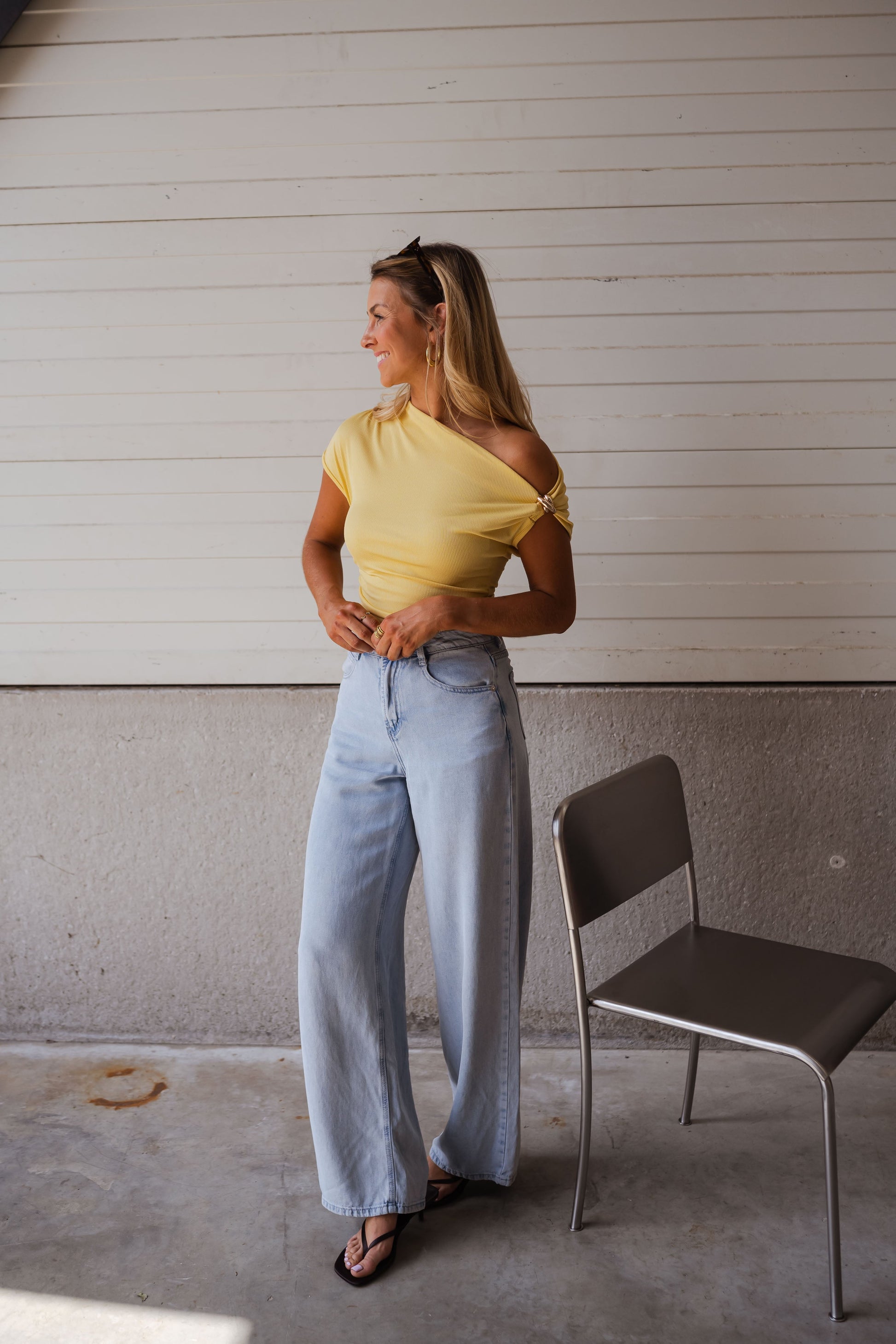 Ludwika – Koszulka z asymetrycznym kołnierzem i złotym akcentem