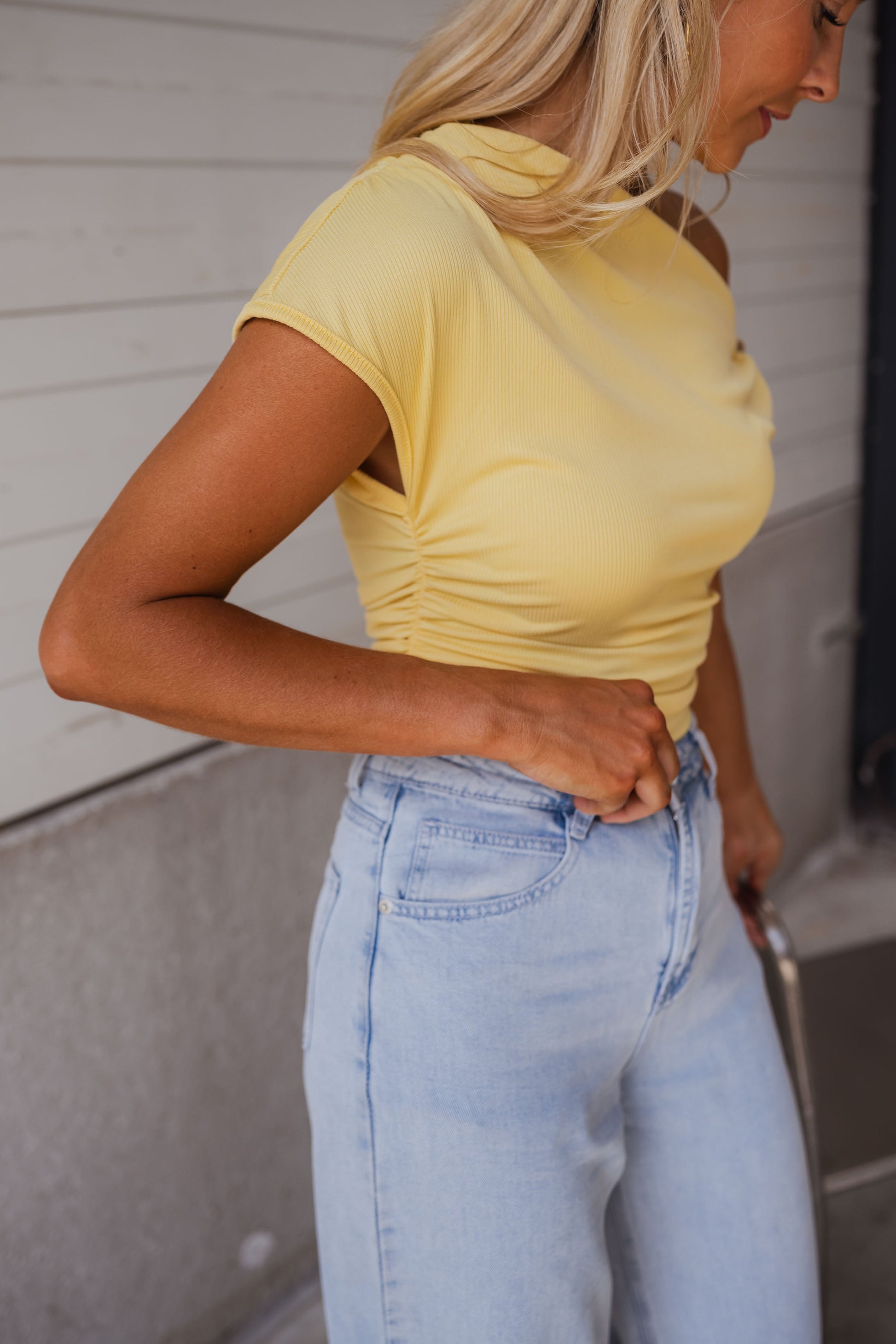 Ludwika – Koszulka z asymetrycznym kołnierzem i złotym akcentem