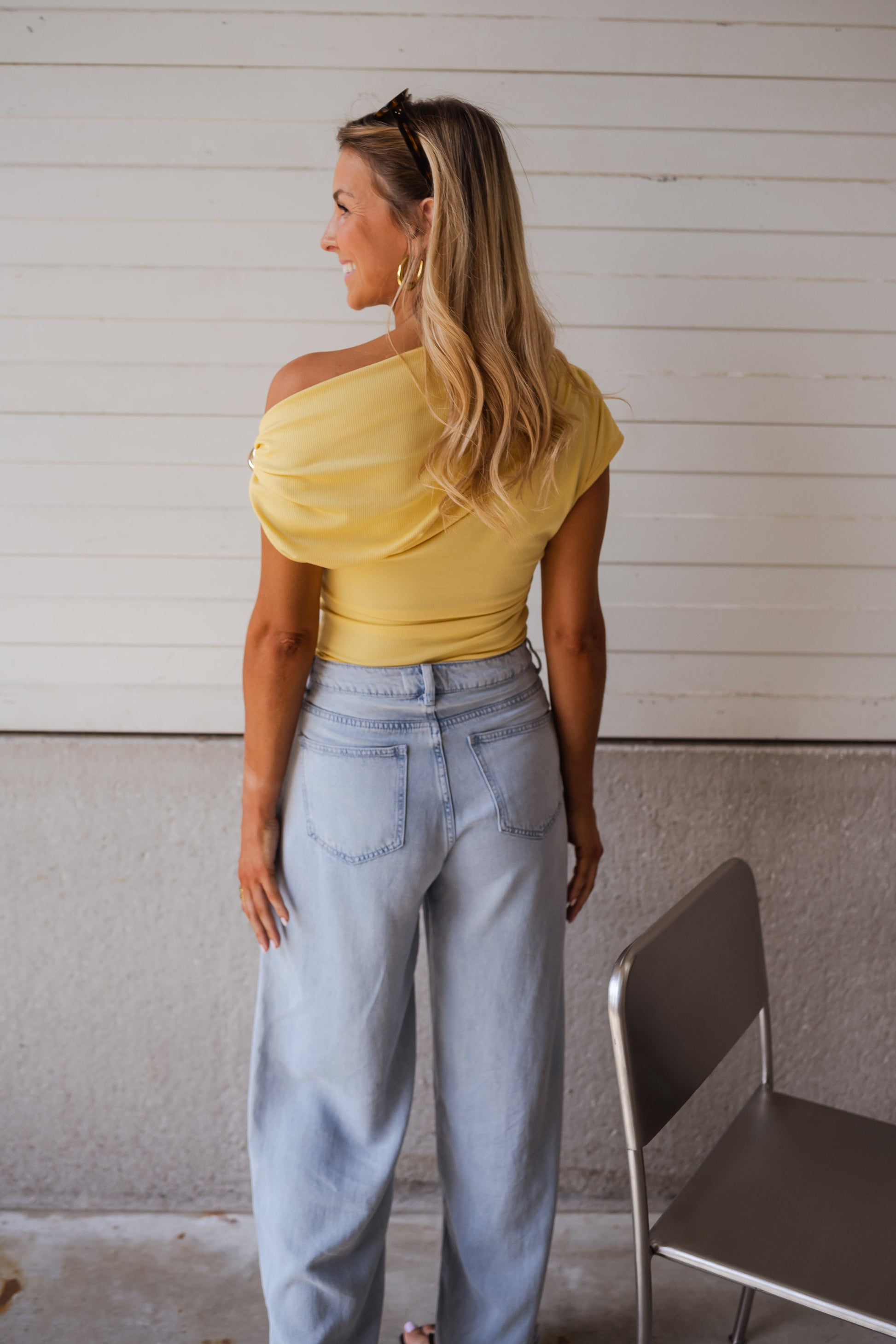 Ludwika – Koszulka z asymetrycznym kołnierzem i złotym akcentem