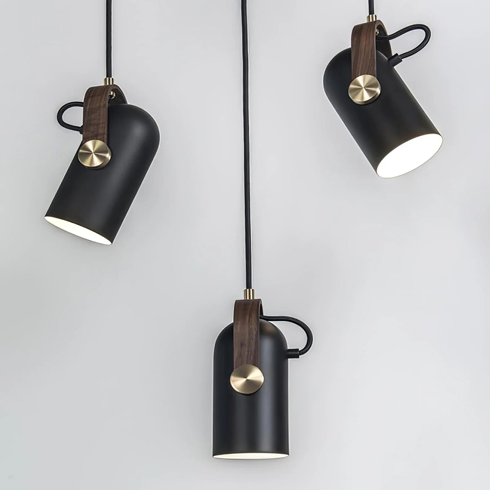 Nowoczesna lampa wisząca z drewnianym akcentem i metalowym kloszem – styl loftowy