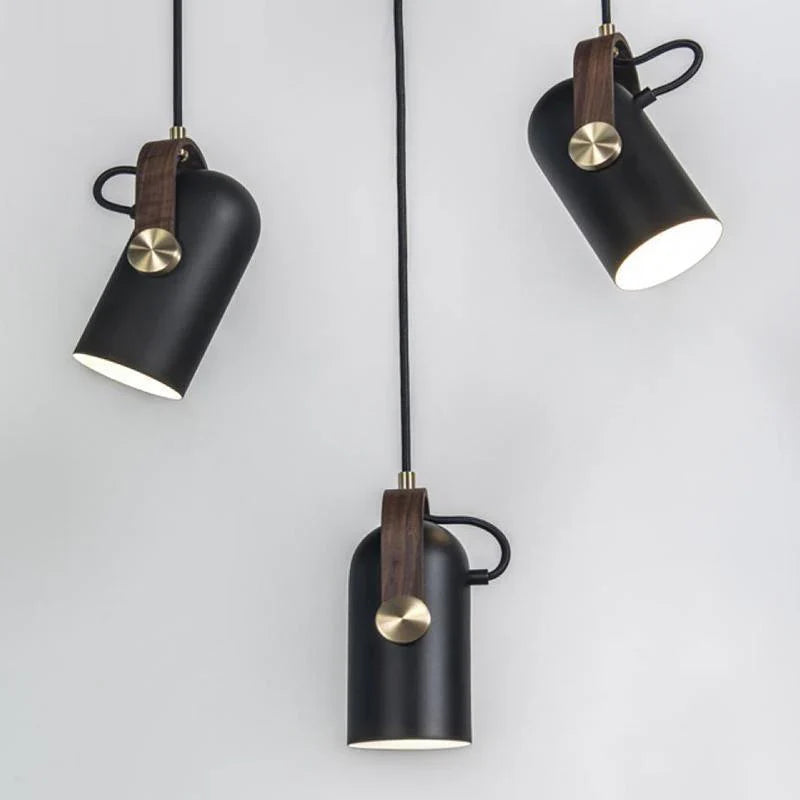 Nowoczesna lampa wisząca z drewnianym akcentem i metalowym kloszem – styl loftowy