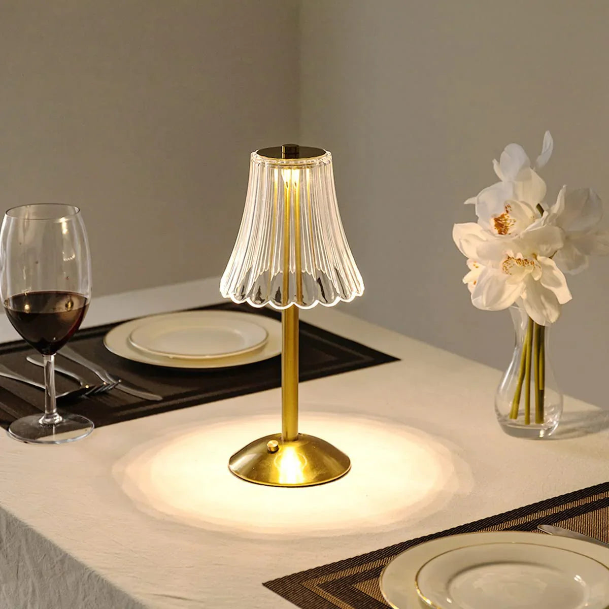 Elegancka lampa stołowa LED z kryształowym kloszem i złotym wykończeniem – włączana na dotyk