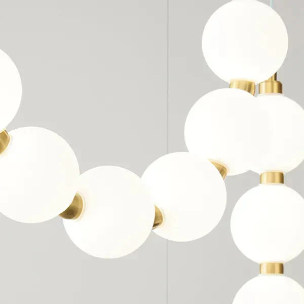 Lampa wisząca LED nowoczesna – efektowna forma naszyjnika z kulami świetlnymi