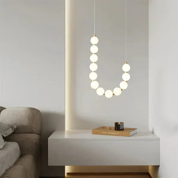 Lampa wisząca LED nowoczesna – efektowna forma naszyjnika z kulami świetlnymi