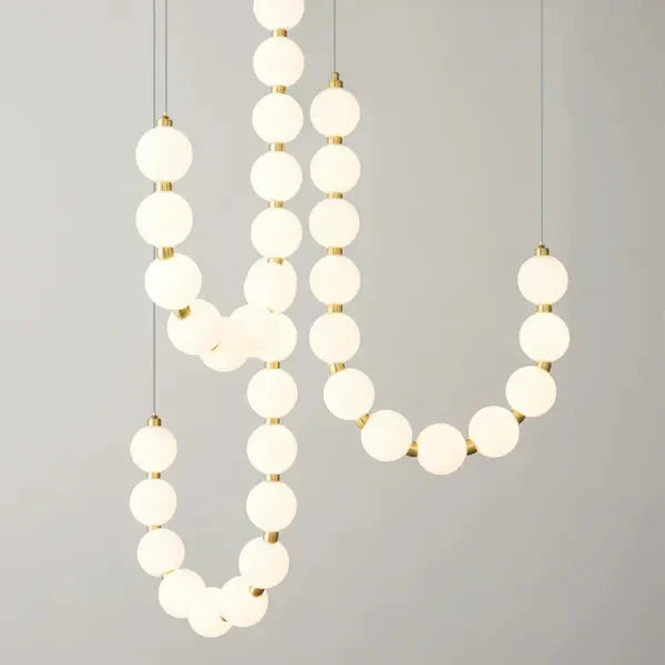Lampa wisząca LED nowoczesna – efektowna forma naszyjnika z kulami świetlnymi