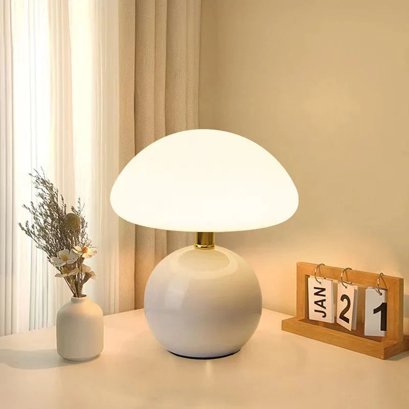 Nowoczesna lampa stołowa z kulistą podstawą i kloszem w kształcie grzybka – styl minimalistyczny