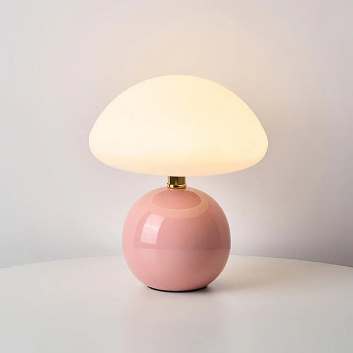 Nowoczesna lampa stołowa z kulistą podstawą i kloszem w kształcie grzybka – styl minimalistyczny