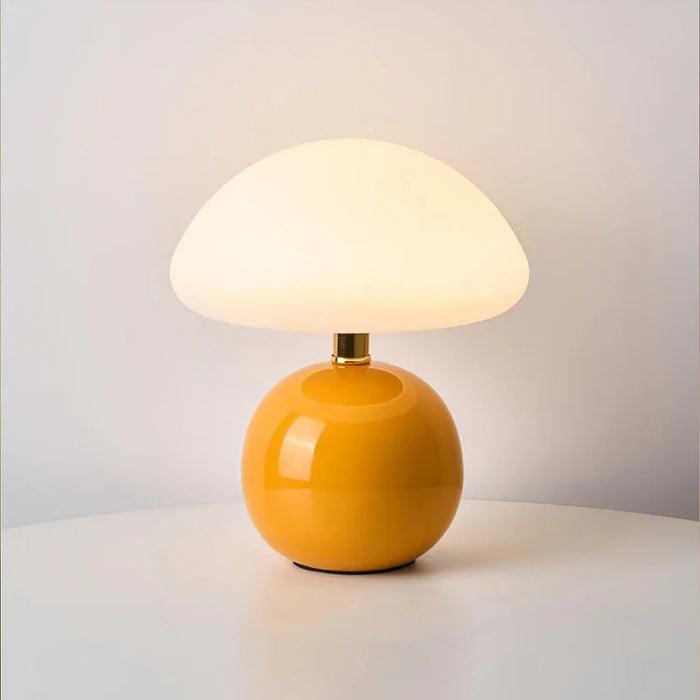 Nowoczesna lampa stołowa z kulistą podstawą i kloszem w kształcie grzybka – styl minimalistyczny