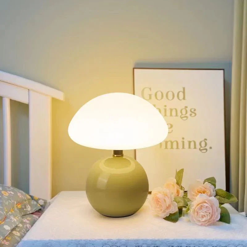 Nowoczesna lampa stołowa z kulistą podstawą i kloszem w kształcie grzybka – styl minimalistyczny