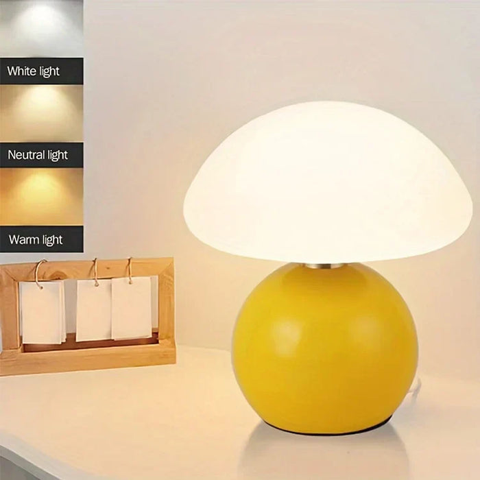 Nowoczesna lampa stołowa z kulistą podstawą i kloszem w kształcie grzybka – styl minimalistyczny