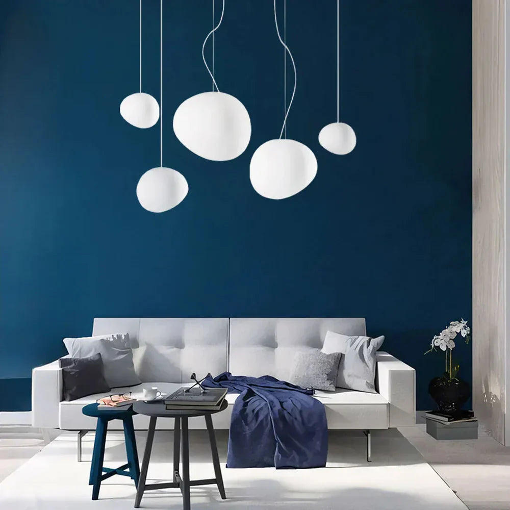 Lampa wisząca nowoczesna o organicznym okrągłym kształcie – minimalistyczny design