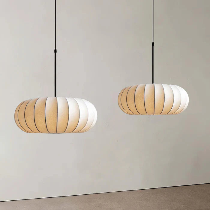 Lampa sufitowa z jedwabnym kloszem styl japoński wabi-sabi – owalny klosz z delikatnym żebrowaniem