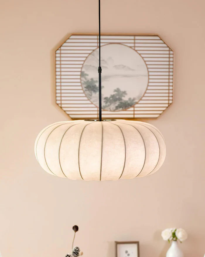 Lampa sufitowa z jedwabnym kloszem styl japoński wabi-sabi – owalny klosz z delikatnym żebrowaniem