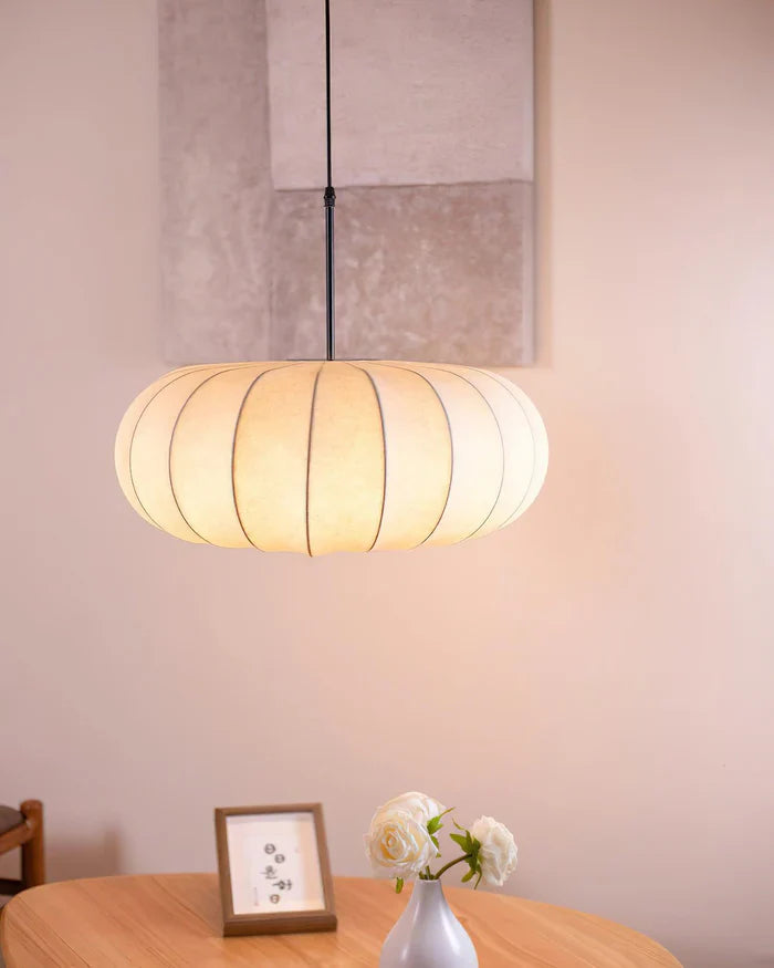 Lampa sufitowa z jedwabnym kloszem styl japoński wabi-sabi – owalny klosz z delikatnym żebrowaniem