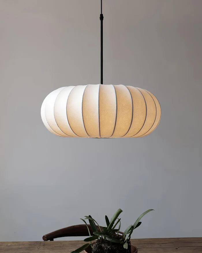 Lampa sufitowa z jedwabnym kloszem styl japoński wabi-sabi – owalny klosz z delikatnym żebrowaniem