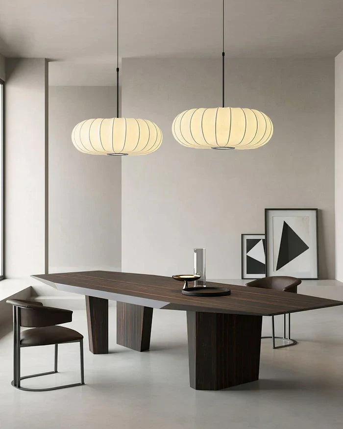 Lampa sufitowa z jedwabnym kloszem styl japoński wabi-sabi – owalny klosz z delikatnym żebrowaniem