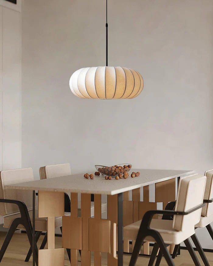 Lampa sufitowa z jedwabnym kloszem styl japoński wabi-sabi – owalny klosz z delikatnym żebrowaniem