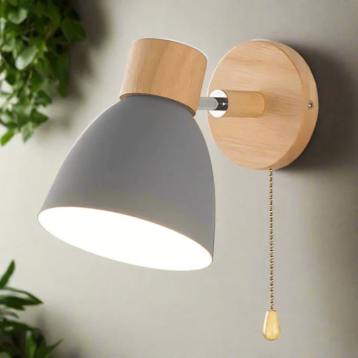 Nowoczesna kinkietowa lampa ścienna z drewnianą bazą i metalowym kloszem