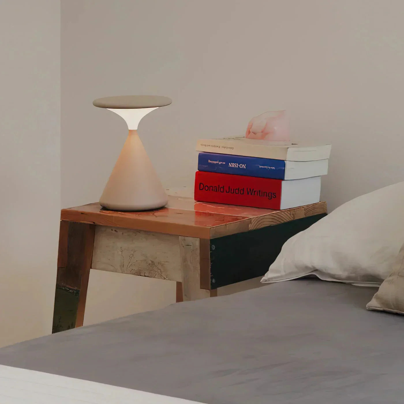 Lampa stołowa LED ładowalna z efektem lewitacji – nowoczesna, wodoodporna