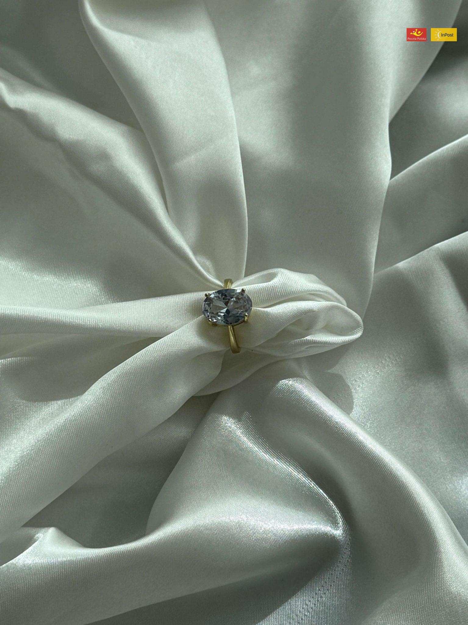 Pierścionek z owalnym cyrkonem Avianna